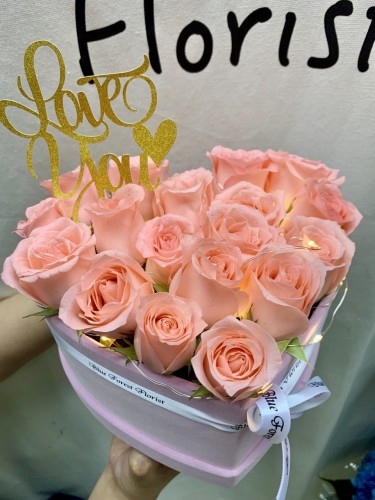 心形淺粉紅玫瑰滿天星花盒（附送Love插牌)