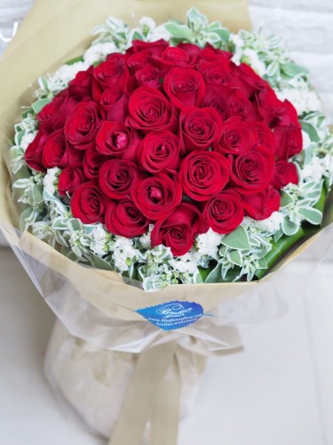 50枝紅玫瑰配葉上花花束