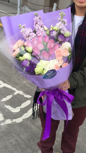 客人滿意回相片及好評*紫玫瑰配多種襯花花束