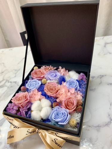 8枝裝粉+紫玫瑰保鮮花花盒*永不凋謝