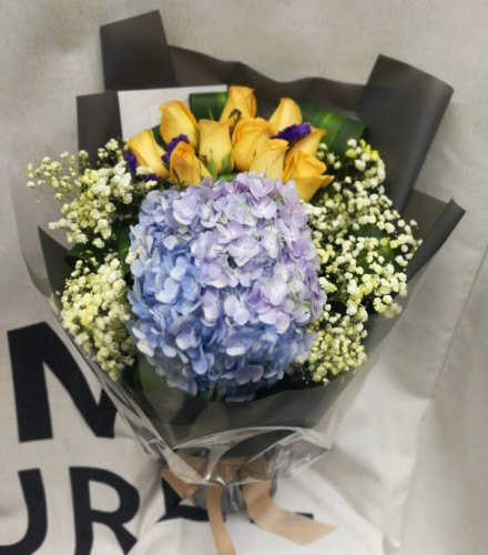 橙色玫瑰配荷蘭秀球花束