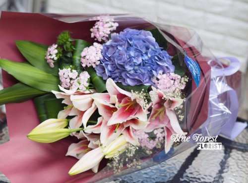 莎寶娜粉百合配荷蘭繡球花束