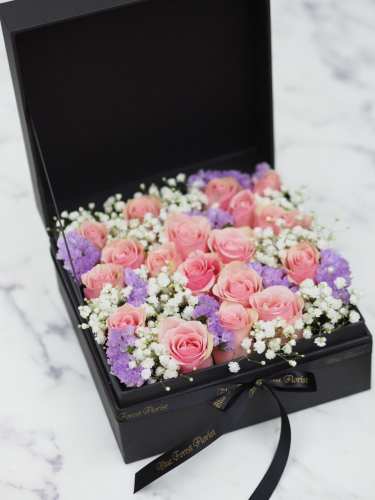* *18枝裝粉玫瑰滿天星花盒