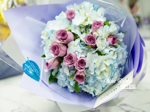 Loving you**荷蘭淺藍秀球配玫瑰花束(可選粉紅/淺紫)*