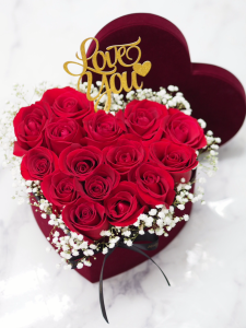 心形紅玫瑰滿天星花盒（附送Love插牌)**