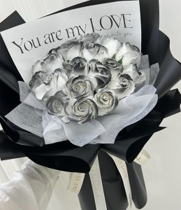 黑騎士香薰玫瑰花束18支裝